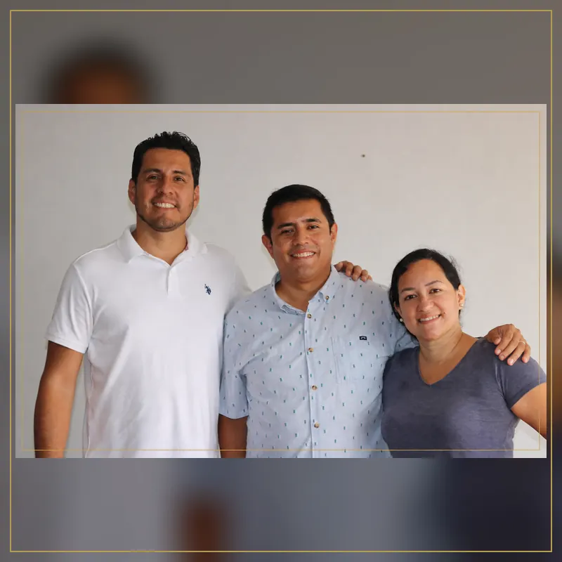 Luis y María junto a Javier Sánchez después de su proceso de venta inmobiliaria