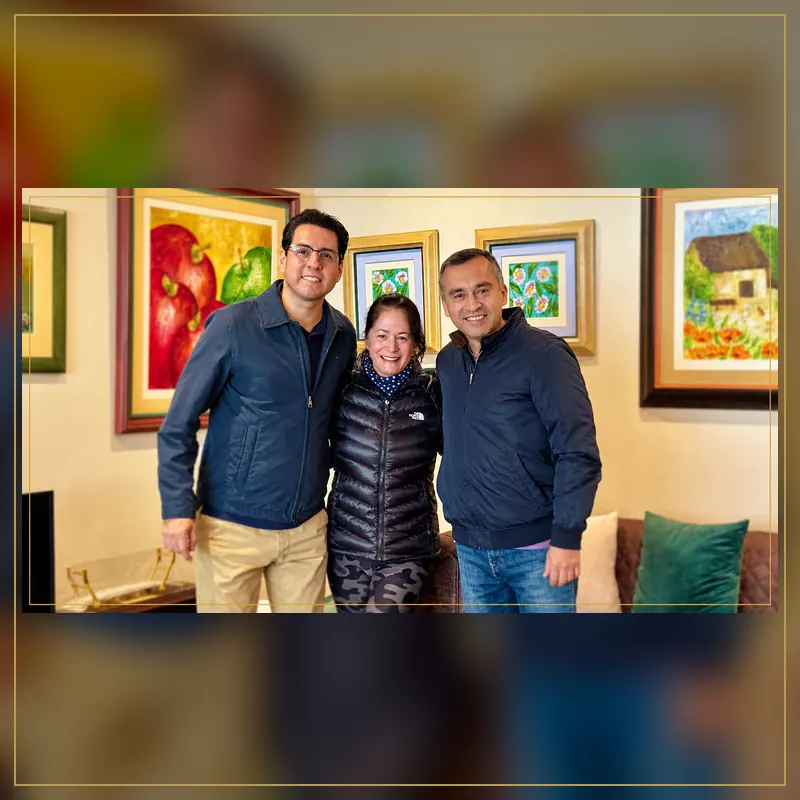 Carla y Alberto junto a Javier Sánchez después de vender su departamento en San Borja